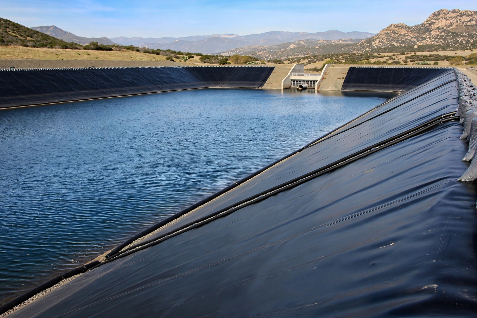 Reservoir and dam